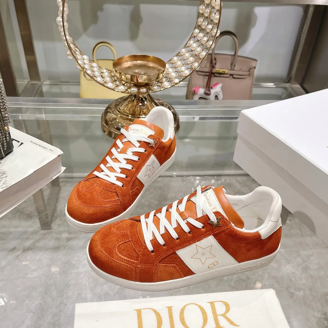 👟👟Ex-factory price 560👟👟Dior2024 new white shoes, Dior Dior Star women's sports shoes, very light summer white shoes. The upper is carefully made of imported suede, decorated with tonal suede panels, metal stars decorate the lace eyelets, and breathable mesh inside. The upper is punched and designed not to stuffy the feet. It is equipped with Christian Dior logo and thin soles. The thick sole is suitable for all seasons! Size: 35-41 (40 and 41 are customized and cannot be returned or exchanged)